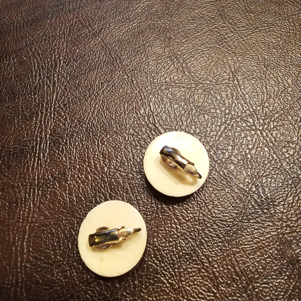 Vintage carved stud or button Earrings Basketweave Pattern Clip On 1940s 1950s - Picture 4 of 4